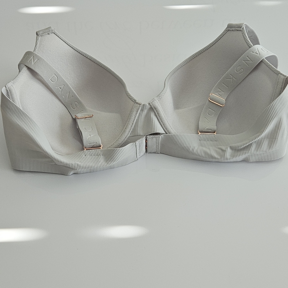 Danskin 38C T-Shirt Bra Sleek and Smooth Ribbed Padded Bra Gray Nude 38C NWOT - Picture 2 of 11